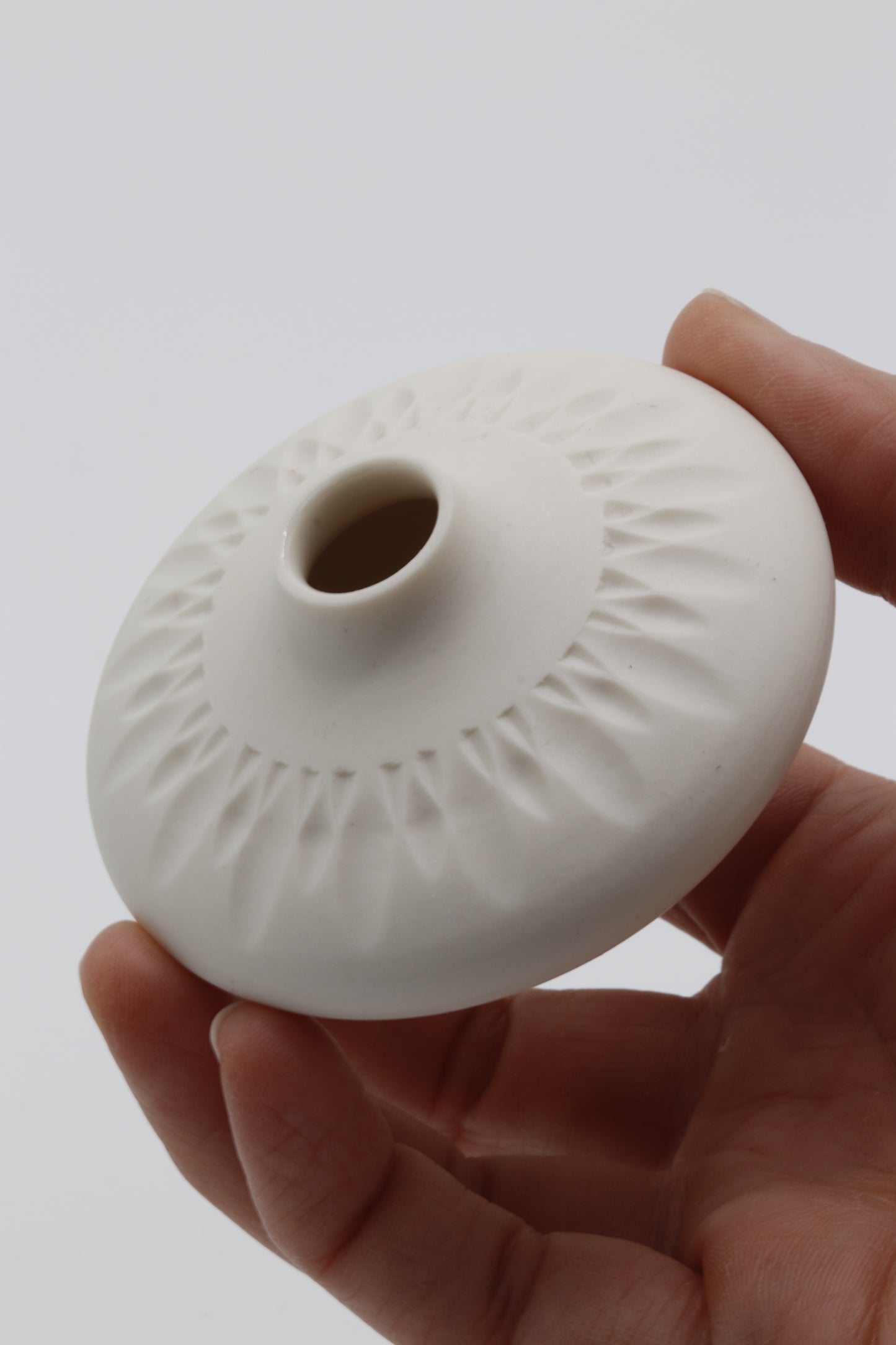 Handgedraaid porseleinen vaasje - gekerfd #51