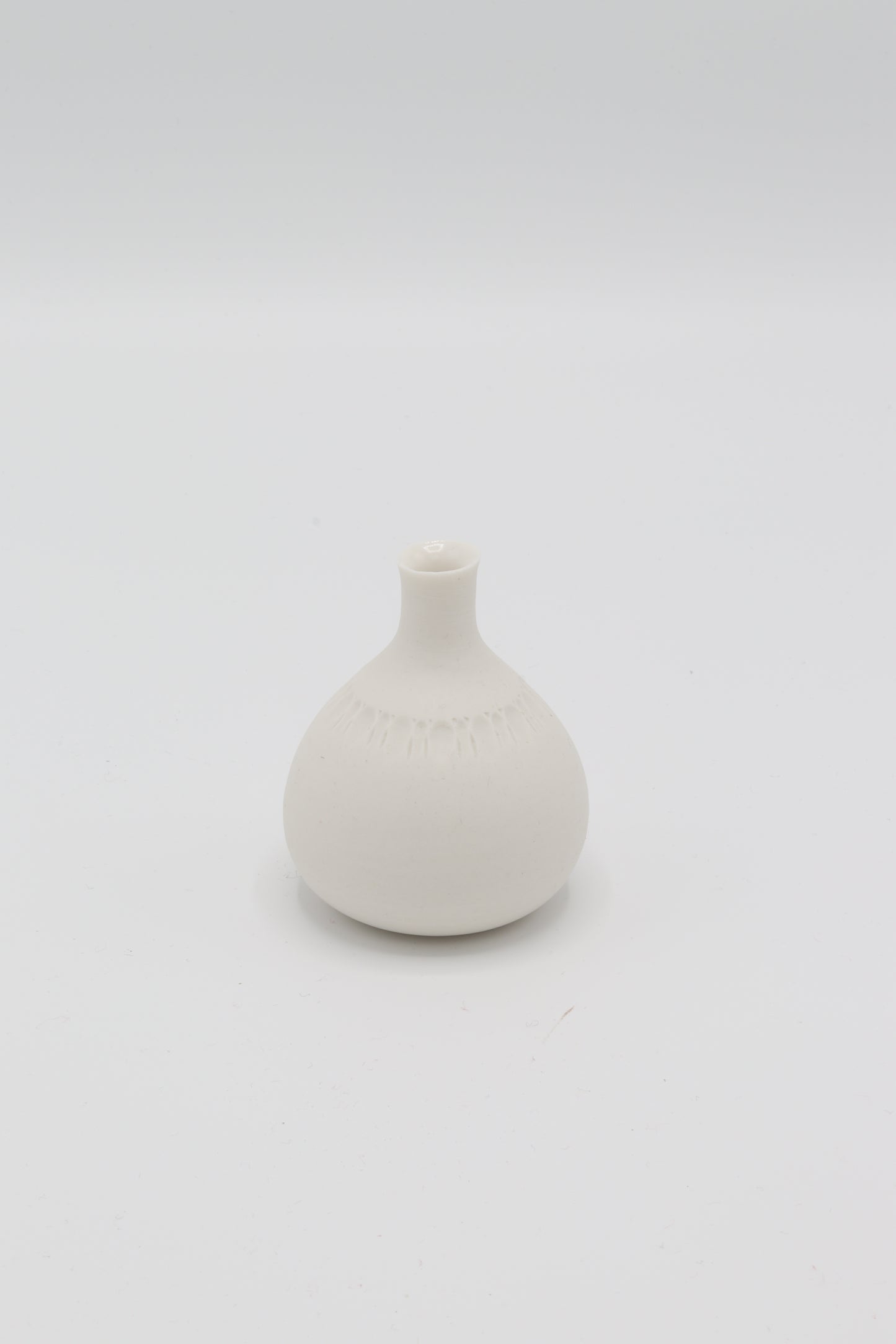 Handgedraaid porseleinen vaasje - gekerfd #52