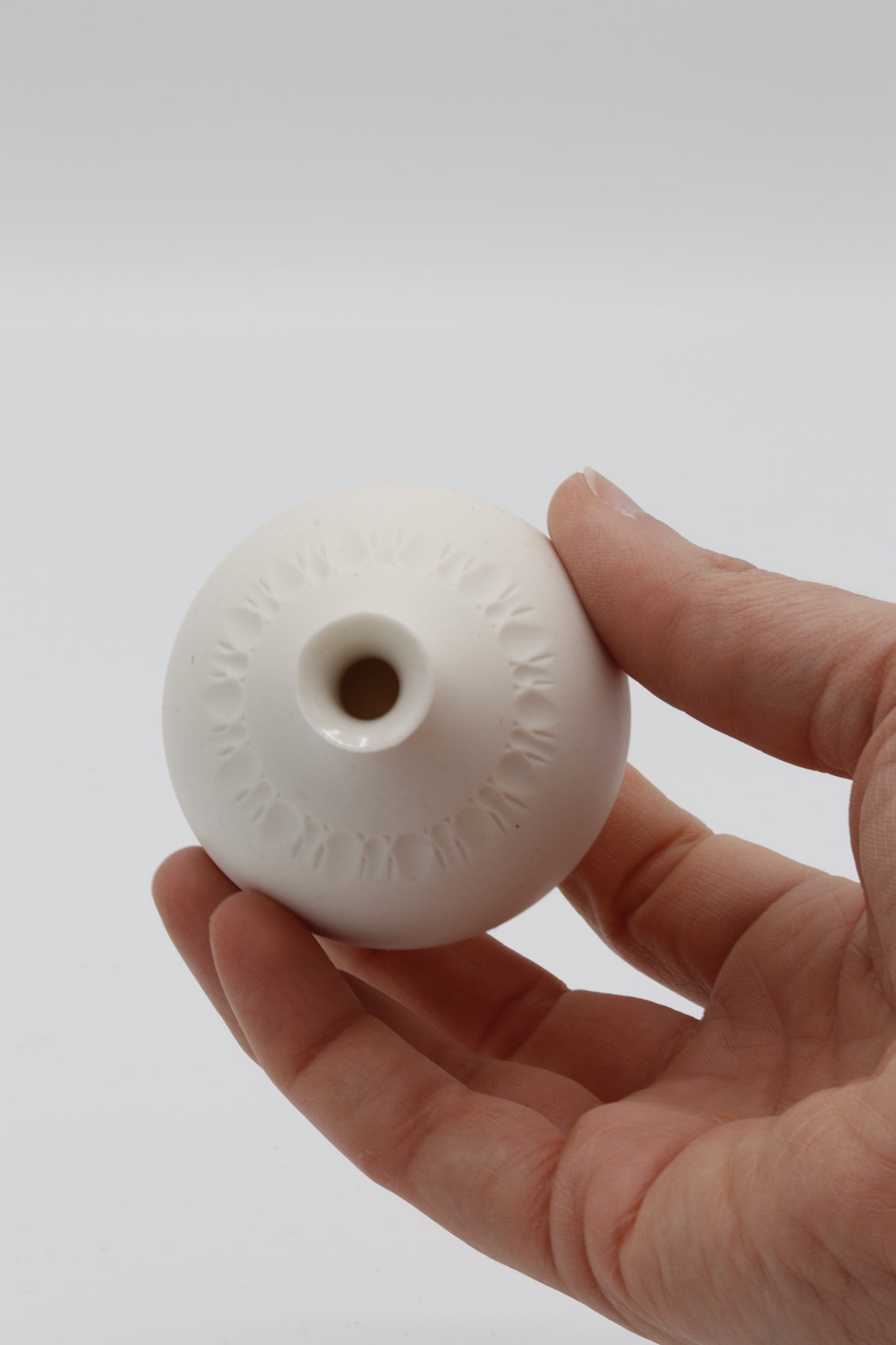 Handgedraaid porseleinen vaasje - gekerfd #52