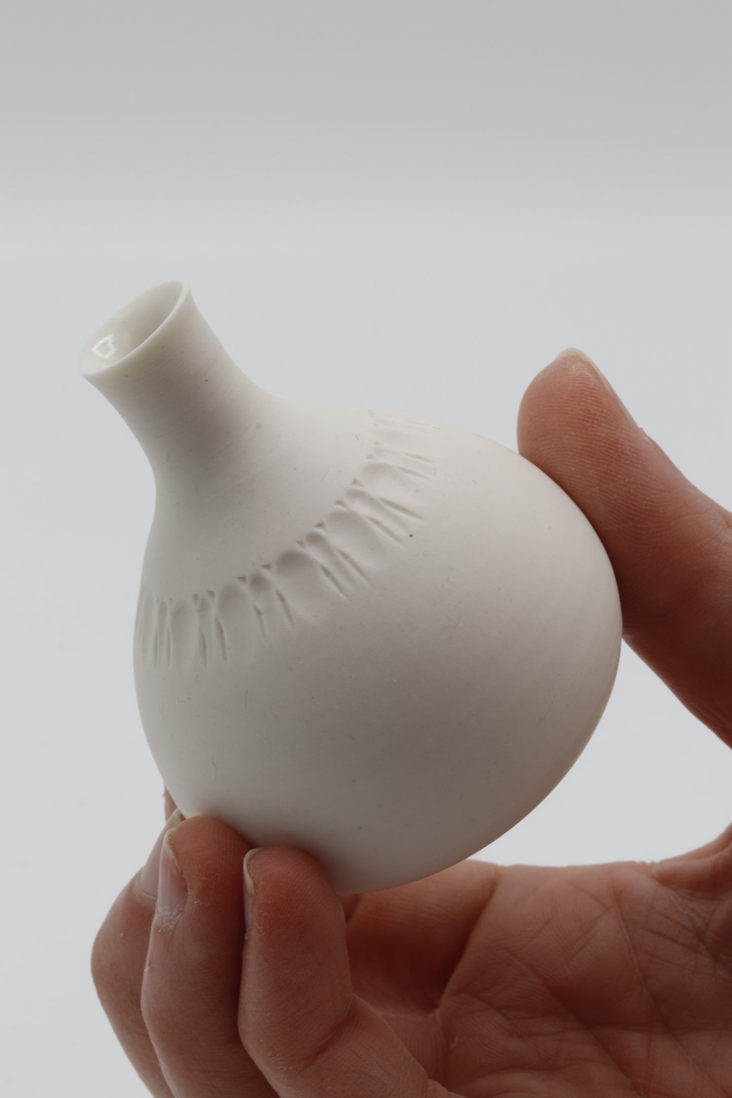 Handgedraaid porseleinen vaasje - gekerfd #52
