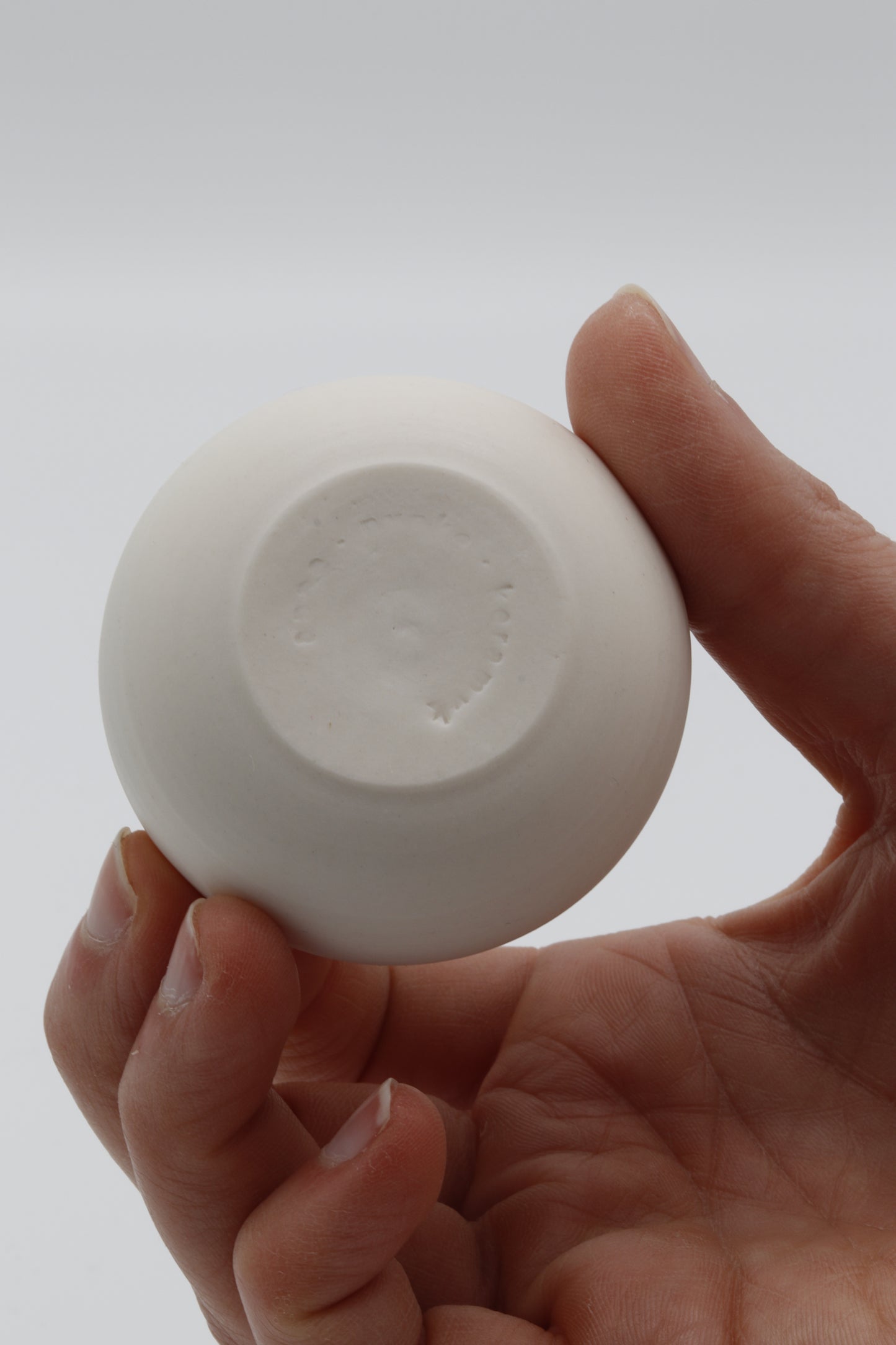 Handgedraaid porseleinen vaasje - gekerfd #52