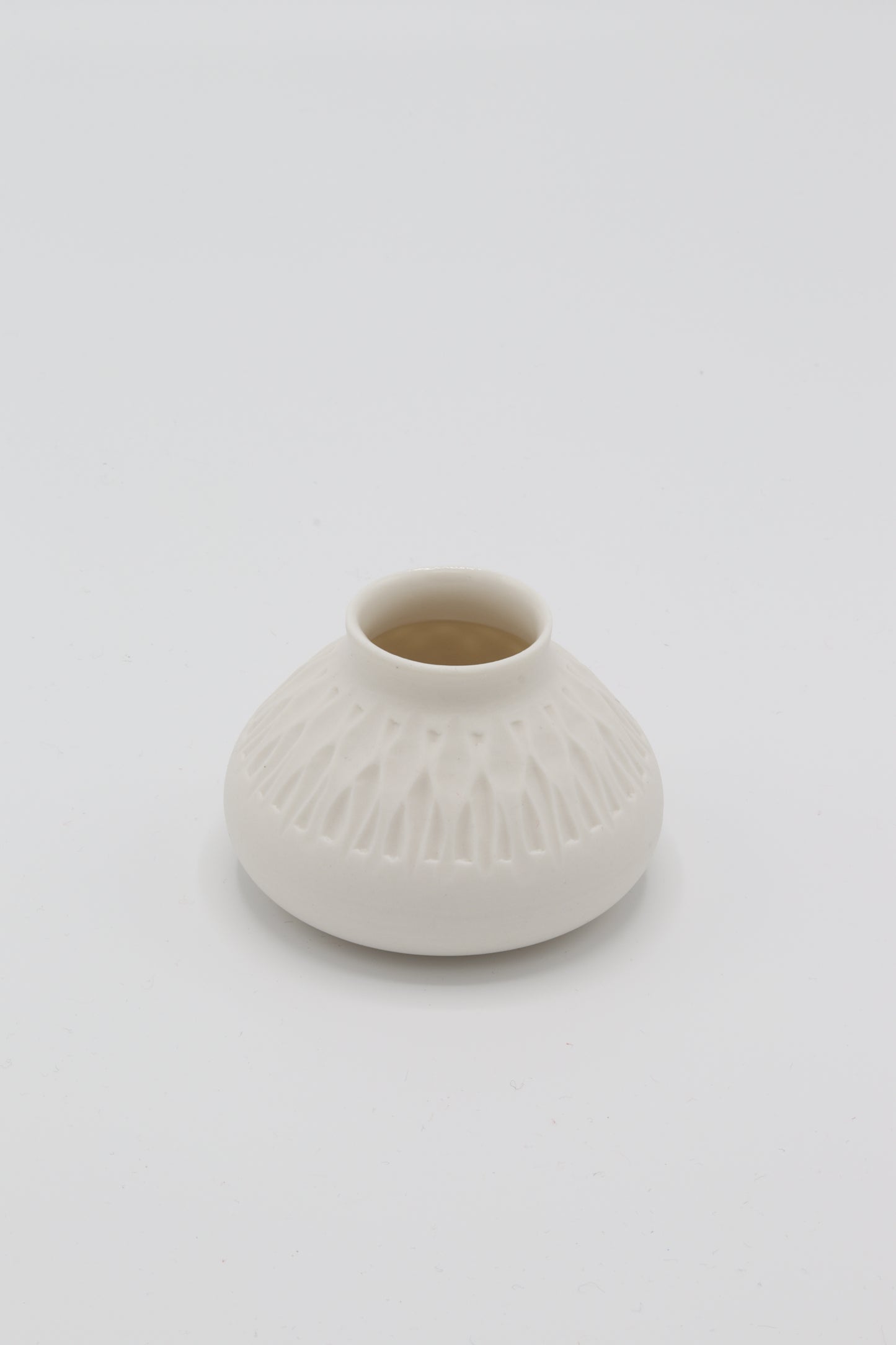 Handgedraaid porseleinen vaasje - gekerfd #53