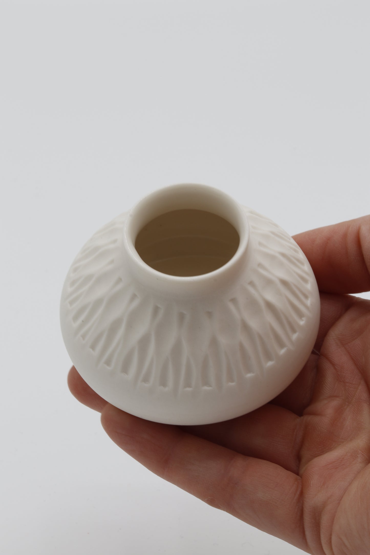 Handgedraaid porseleinen vaasje - gekerfd #53