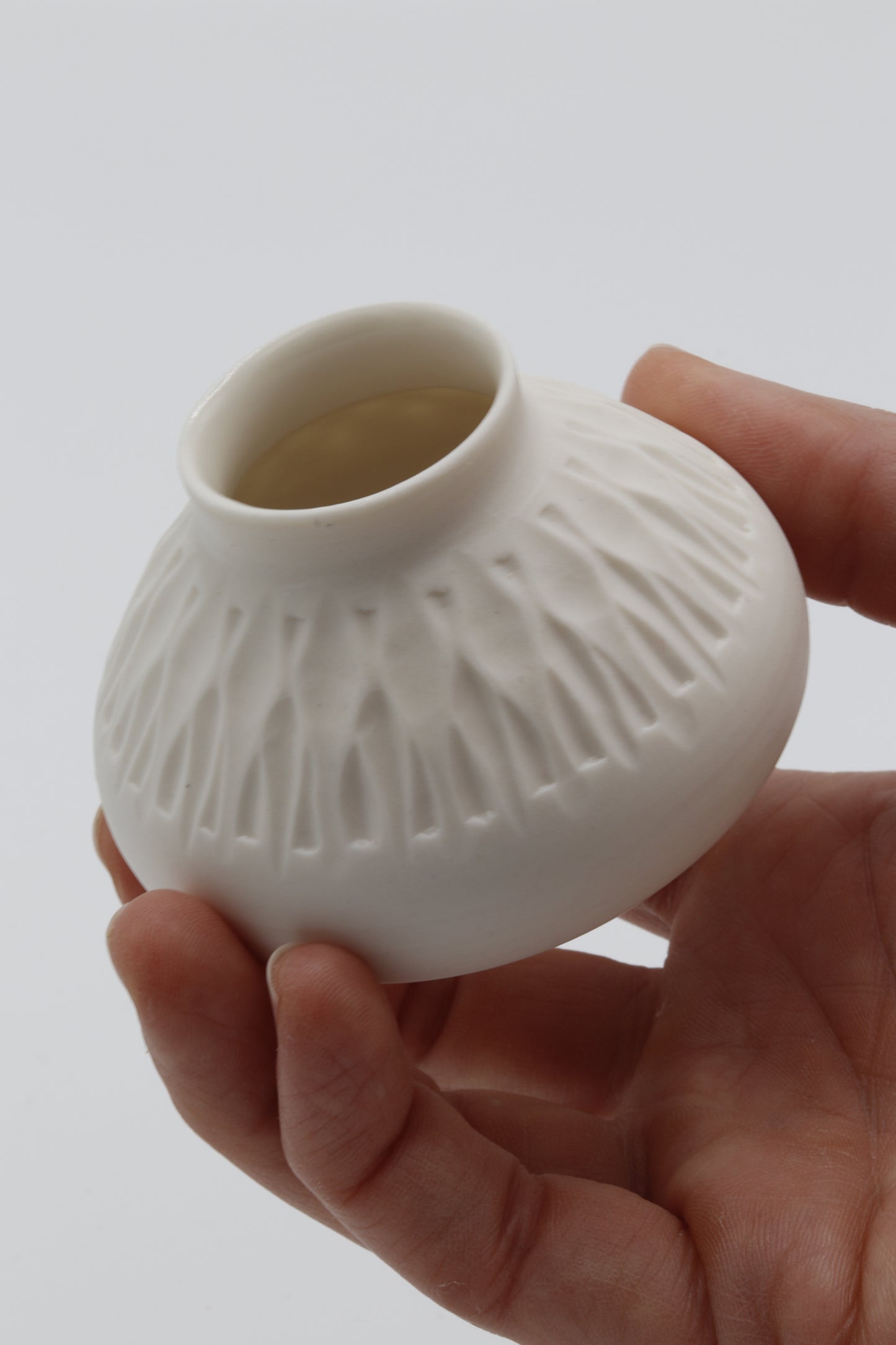 Handgedraaid porseleinen vaasje - gekerfd #53