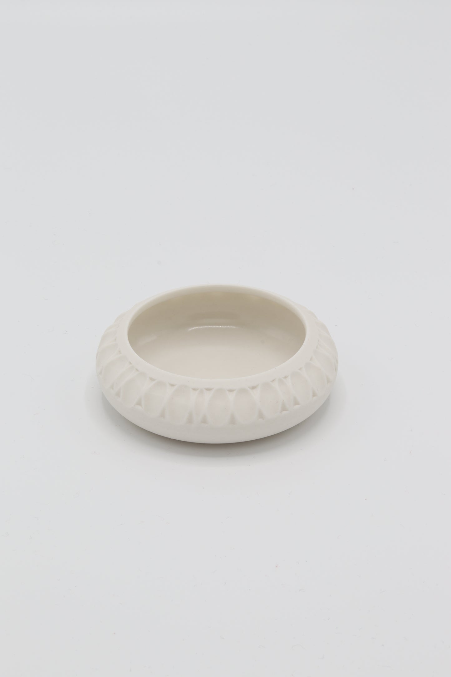 Handgedraaid porseleinen schaaltje - gekerfd #54