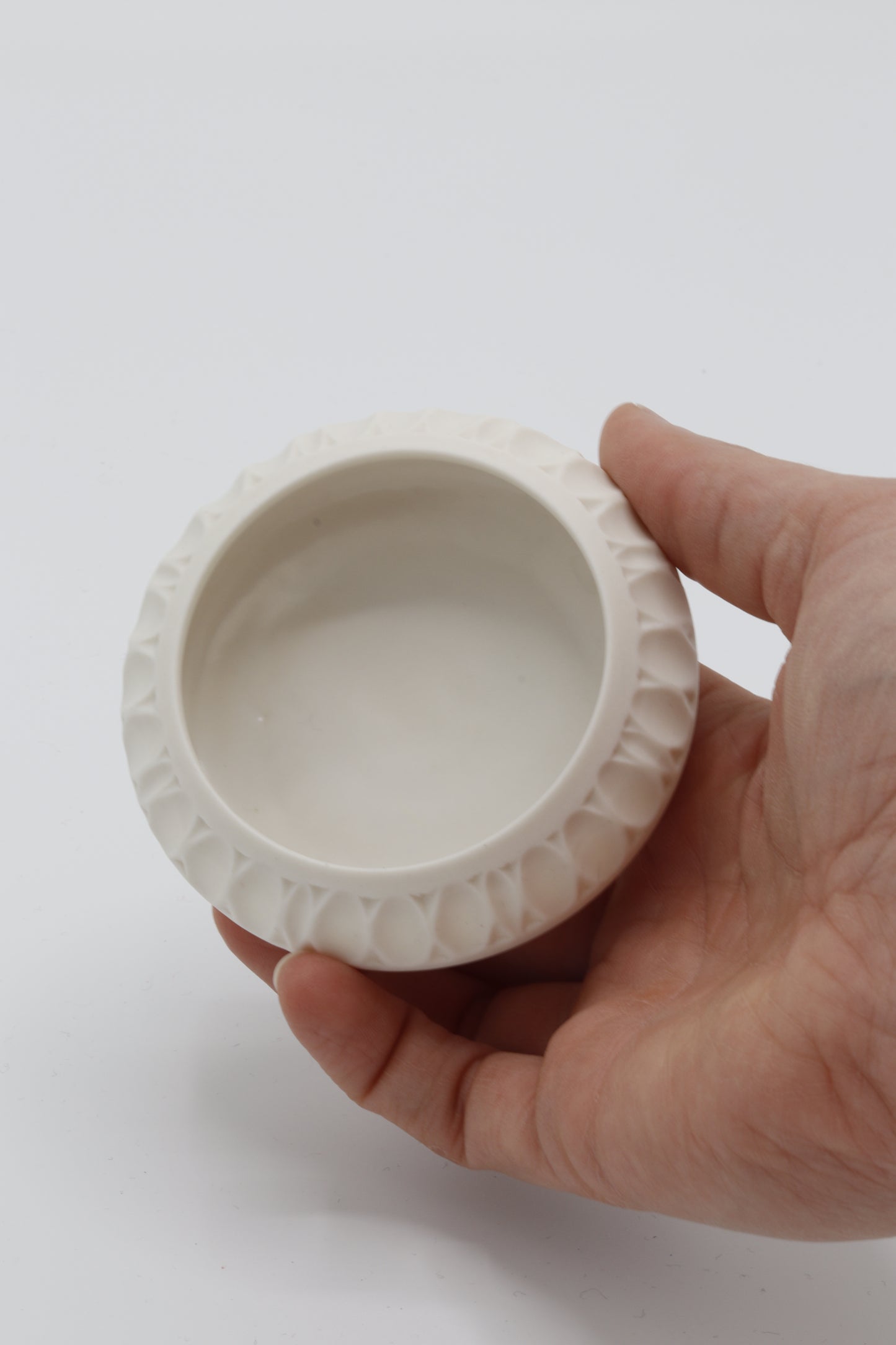 Handgedraaid porseleinen schaaltje - gekerfd #54