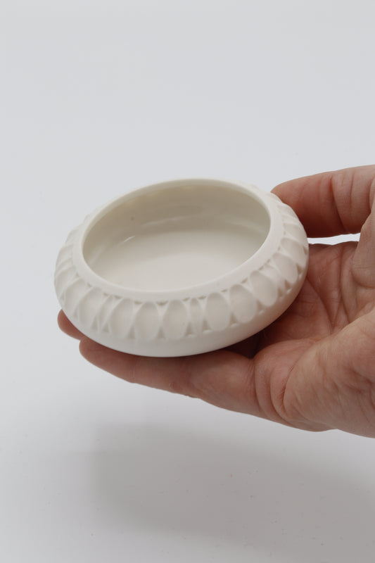 Handgedraaid porseleinen schaaltje - gekerfd #54