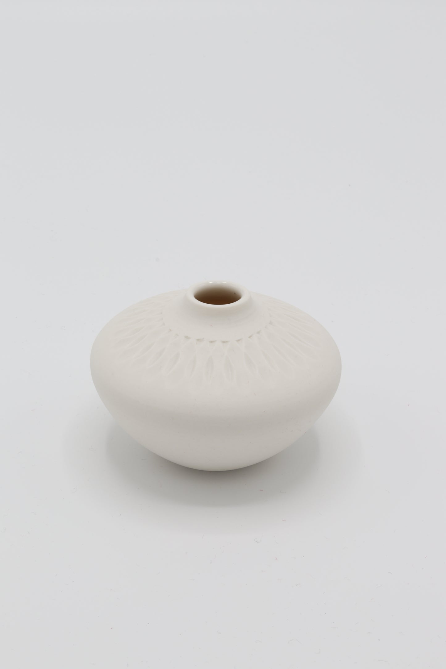 Handgedraaid porseleinen vaasje - gekerfd #55