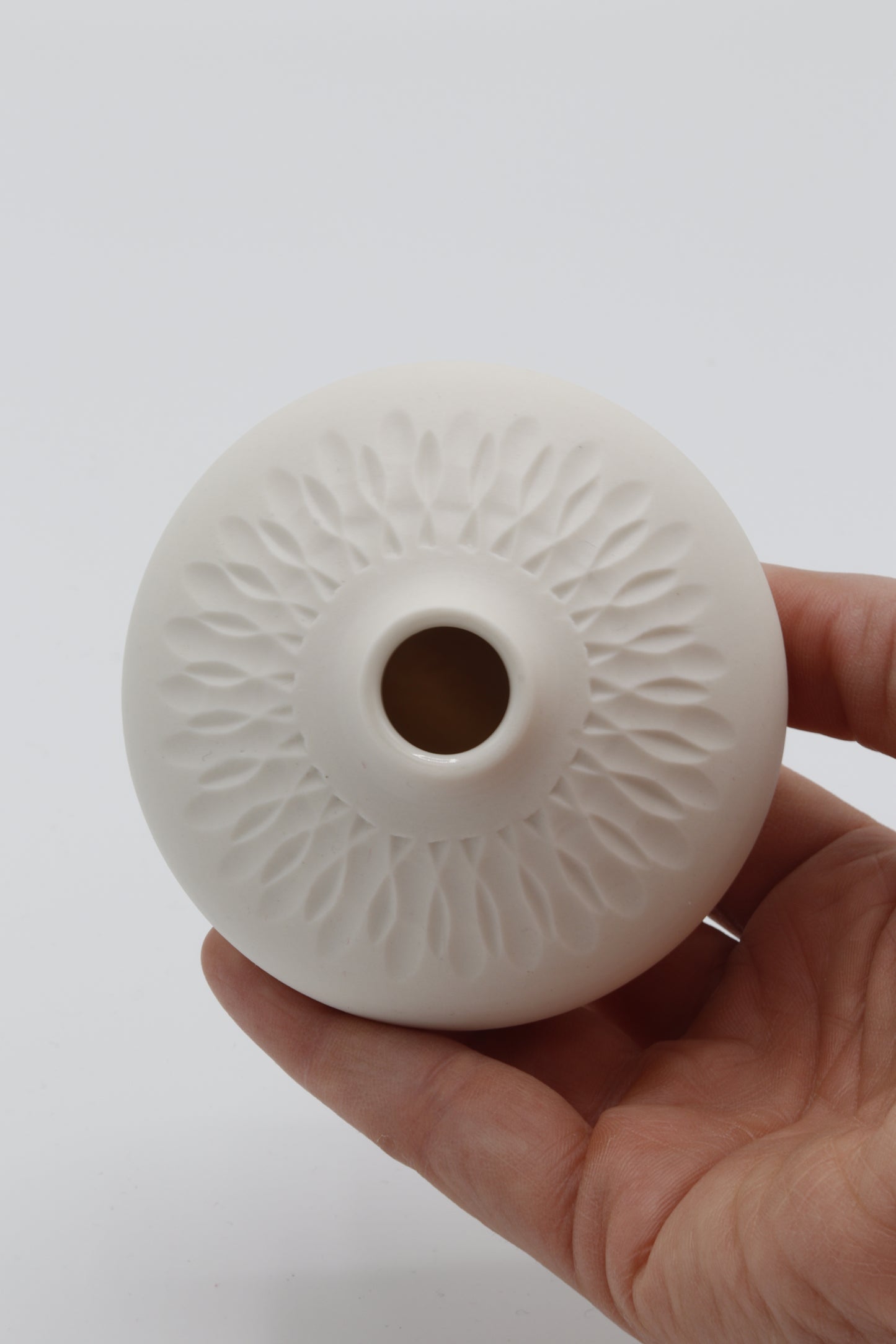 Handgedraaid porseleinen vaasje - gekerfd #55