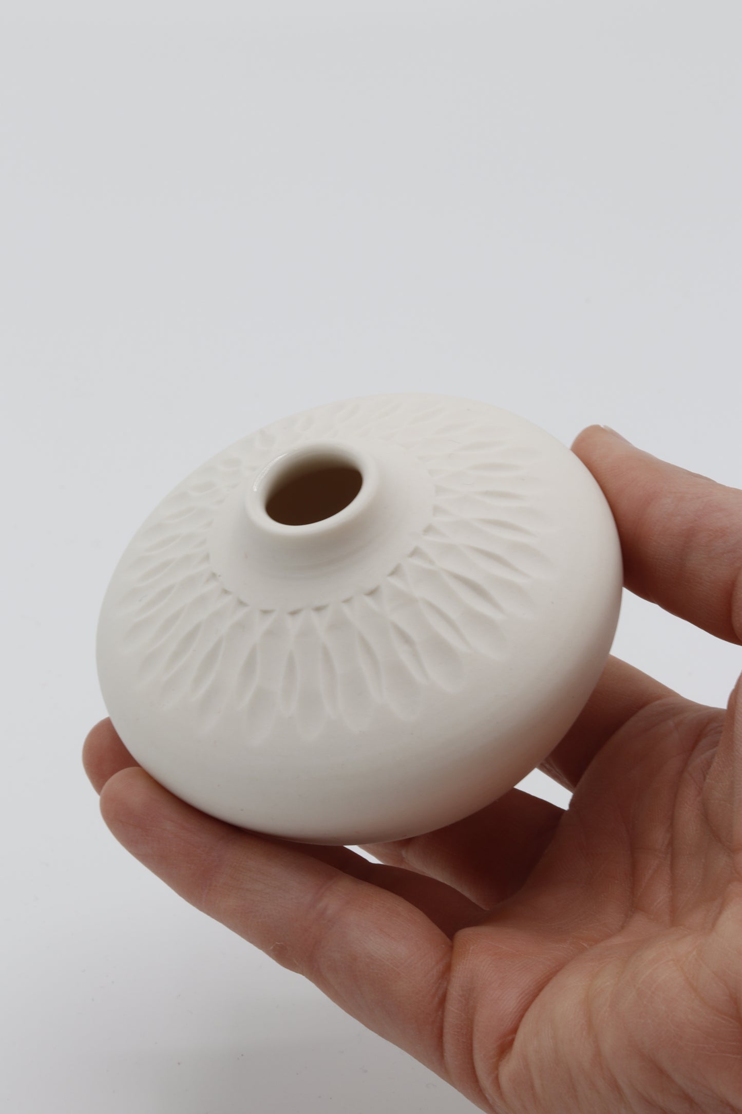 Handgedraaid porseleinen vaasje - gekerfd #55