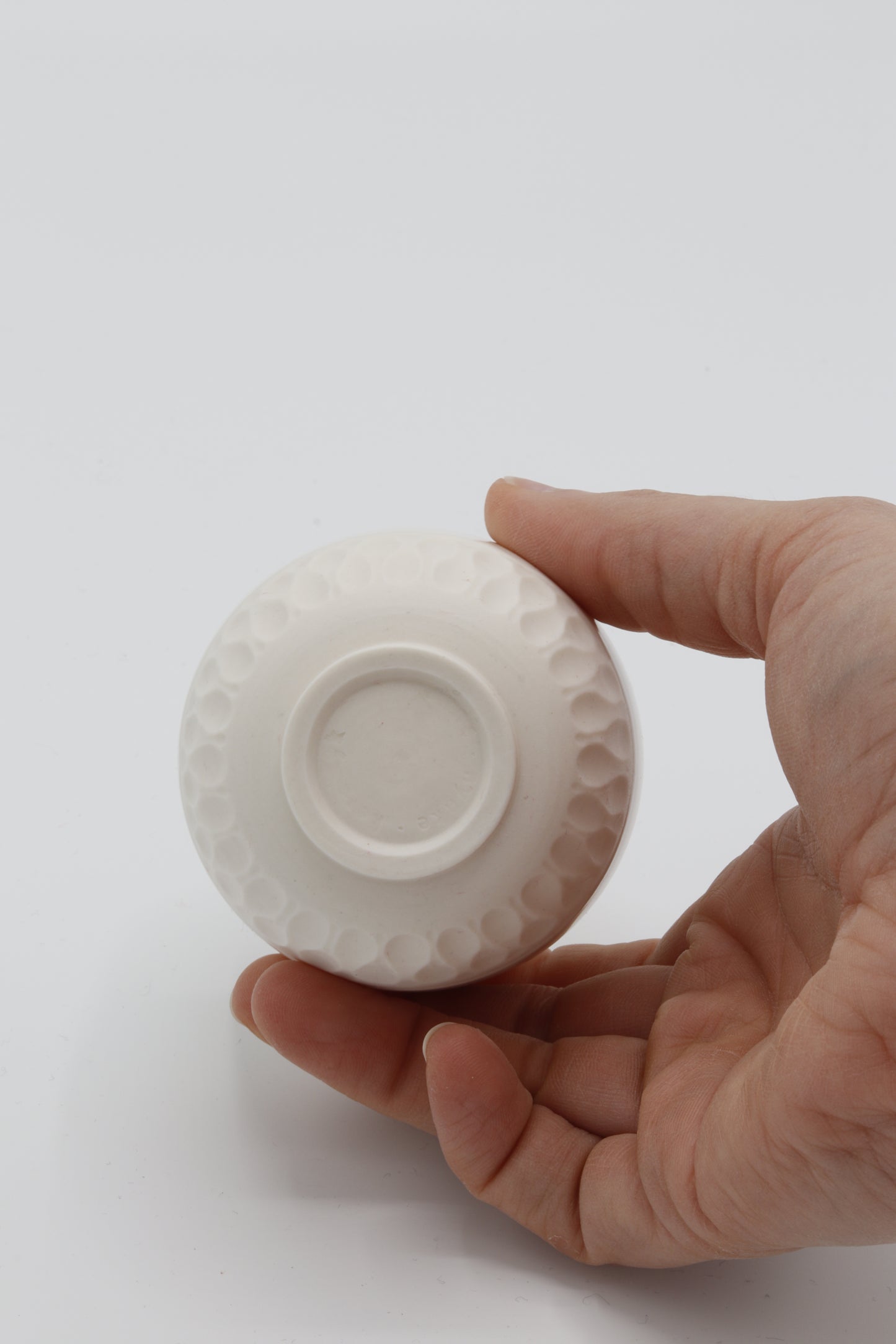 Handgedraaid porseleinen koffiekopje - gekerfd #56