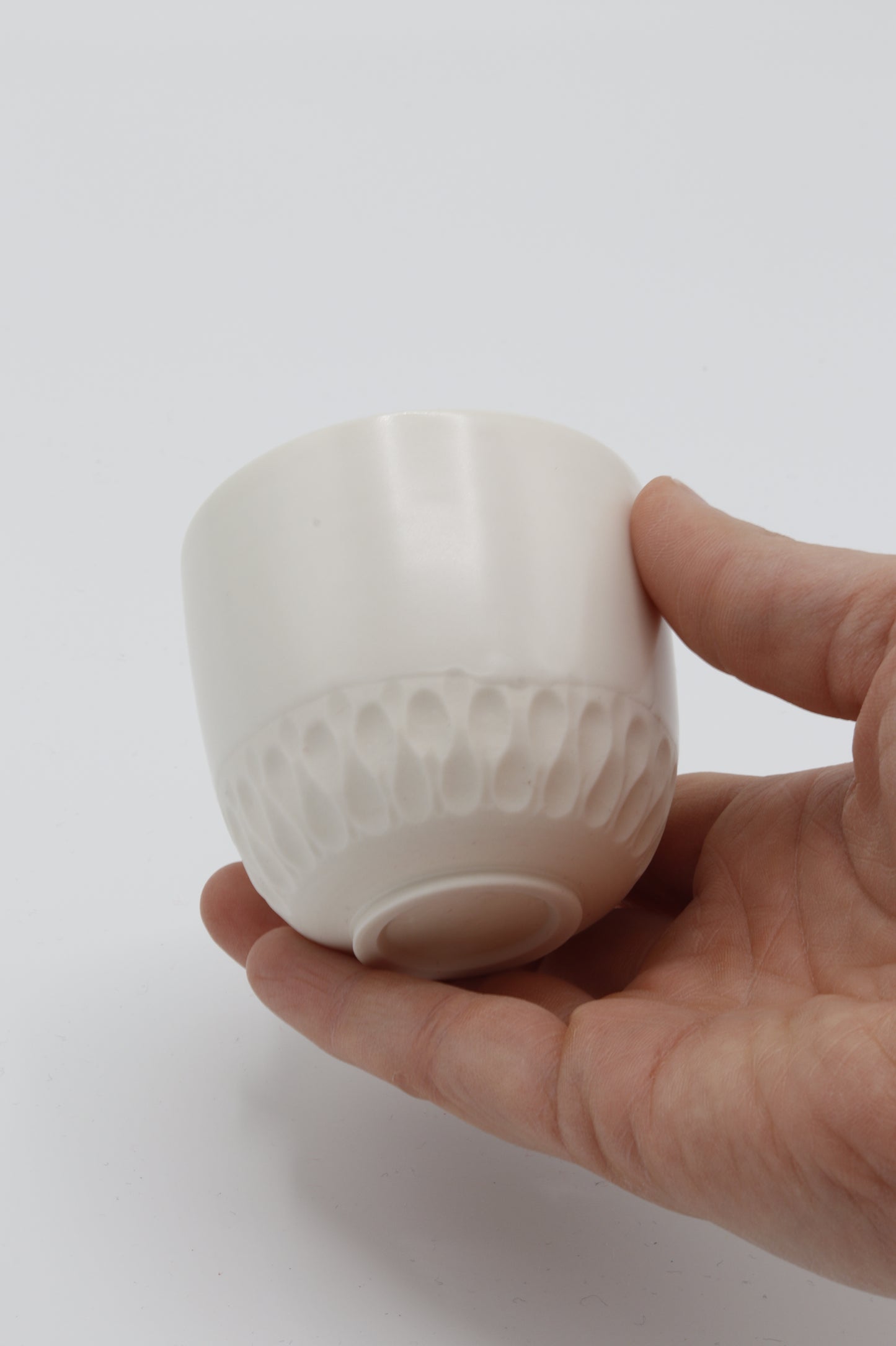 Handgedraaid porseleinen koffiekopje - gekerfd #56