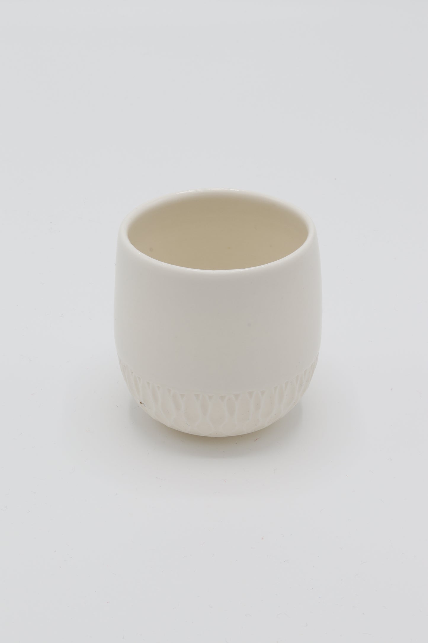 Handgedraaid porseleinen koffiekopje - gekerfd #57