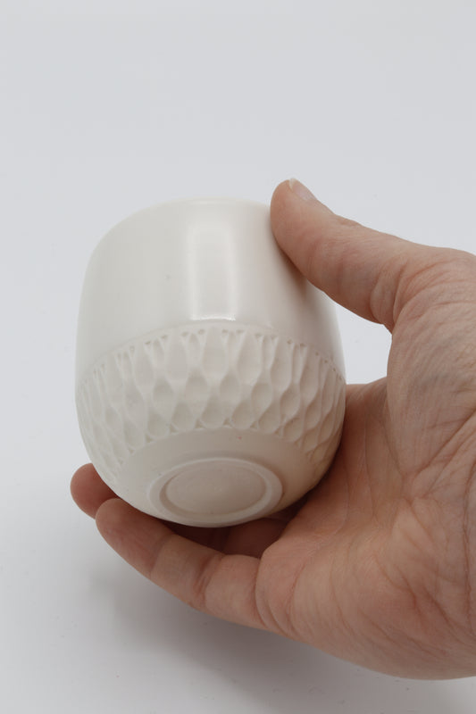 Handgedraaid porseleinen koffiekopje - gekerfd #57