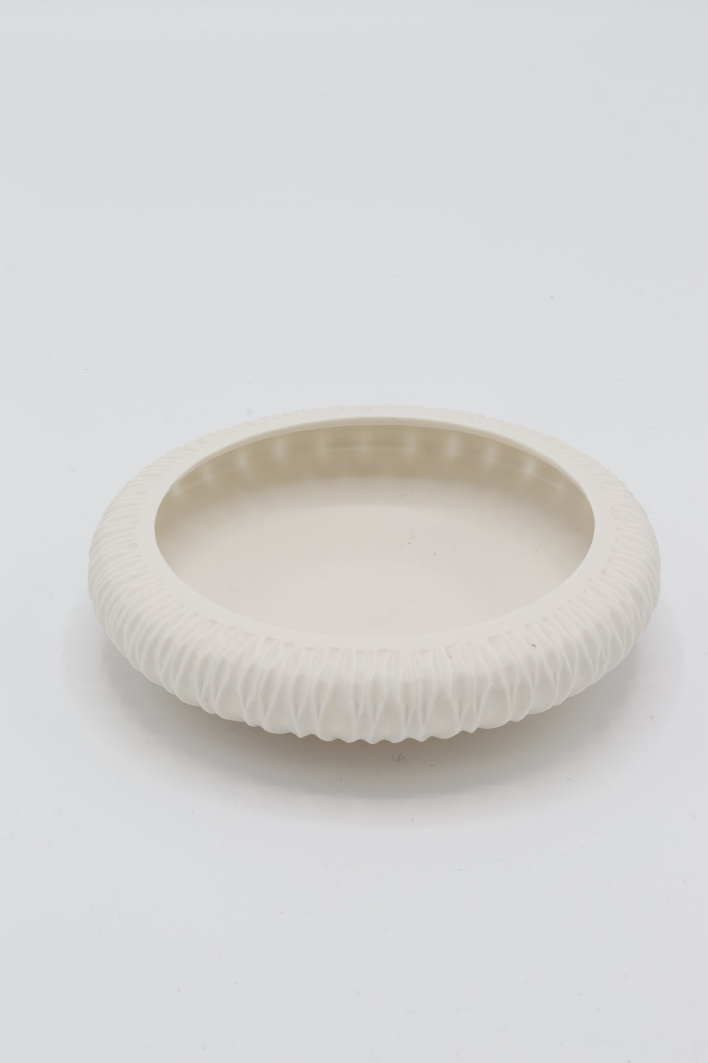 Handgedraaid porseleinen schaaltje - gekerfd #58