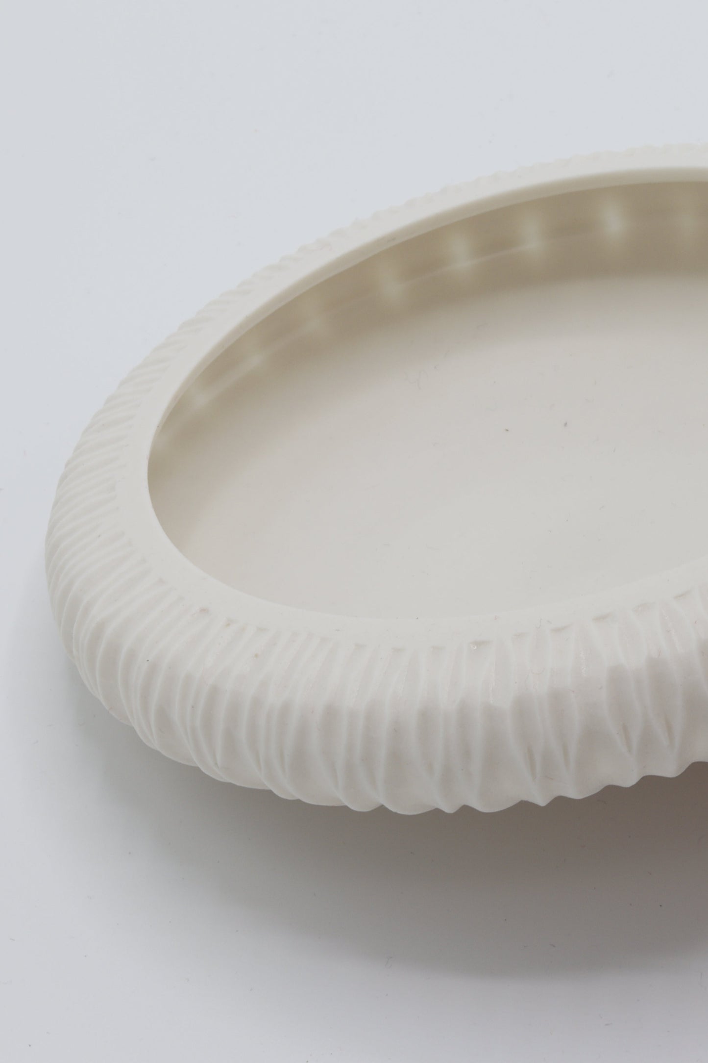 Handgedraaid porseleinen schaaltje - gekerfd #58