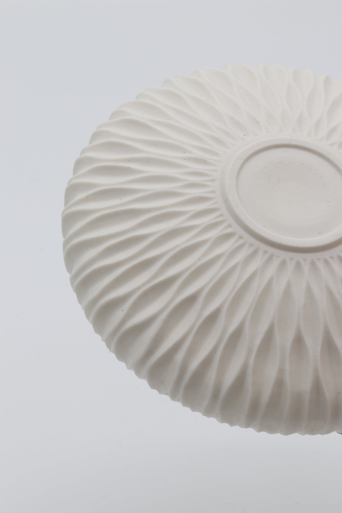 Handgedraaid porseleinen schaaltje - gekerfd #58