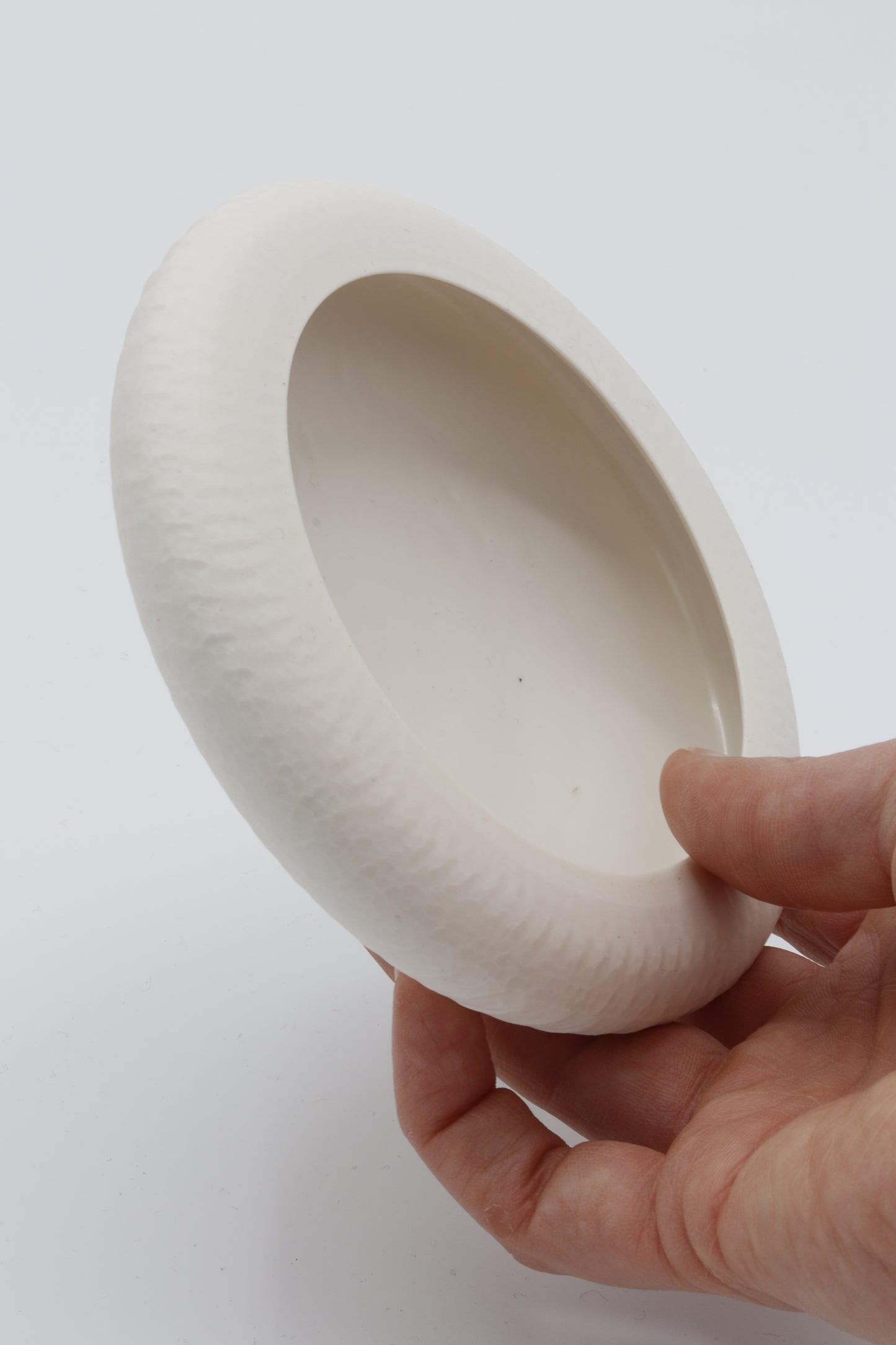 Handgedraaid porseleinen schaaltje - chattering #59