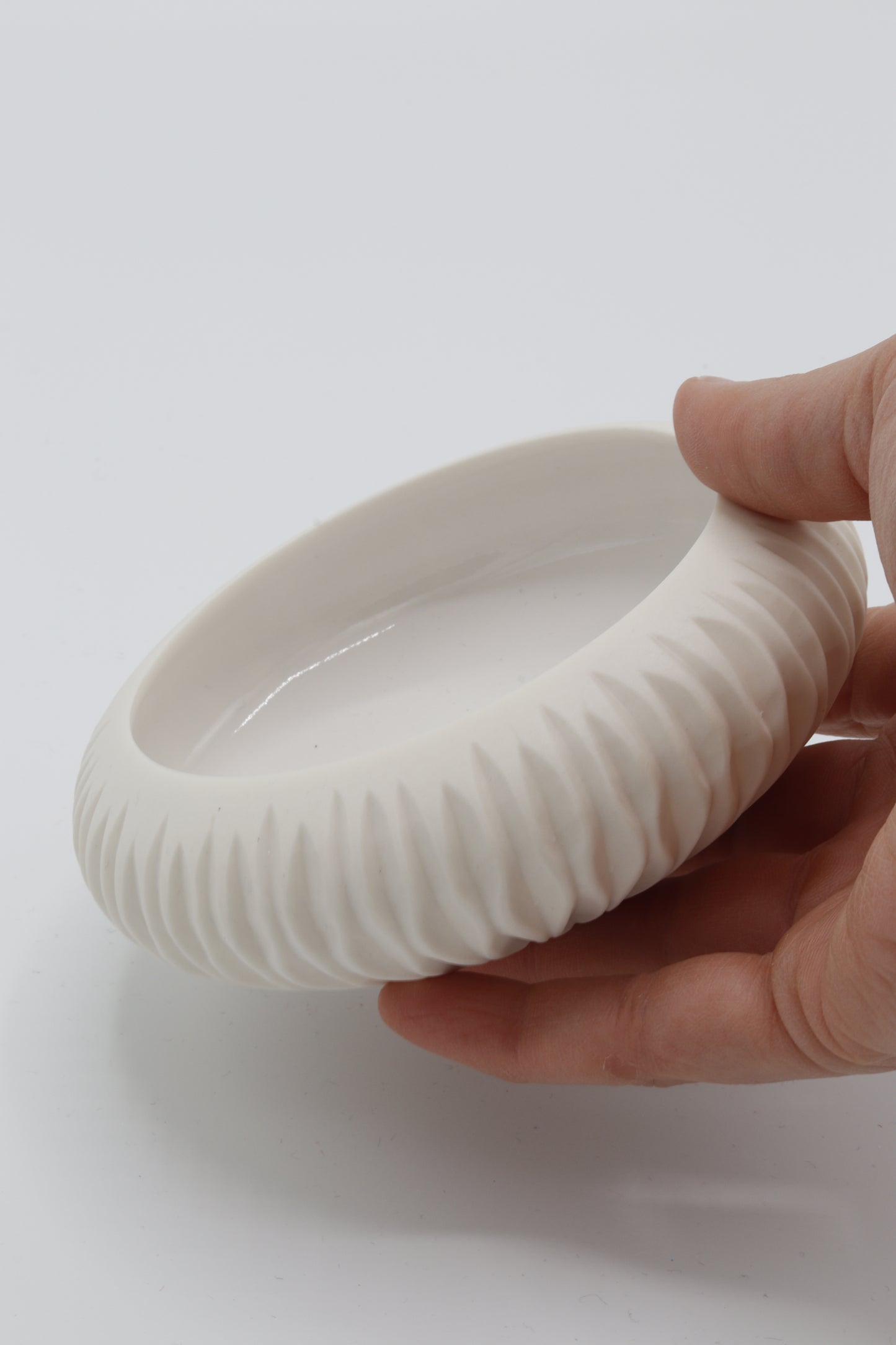 Handgedraaid porseleinen schaaltje - gekerfd #60