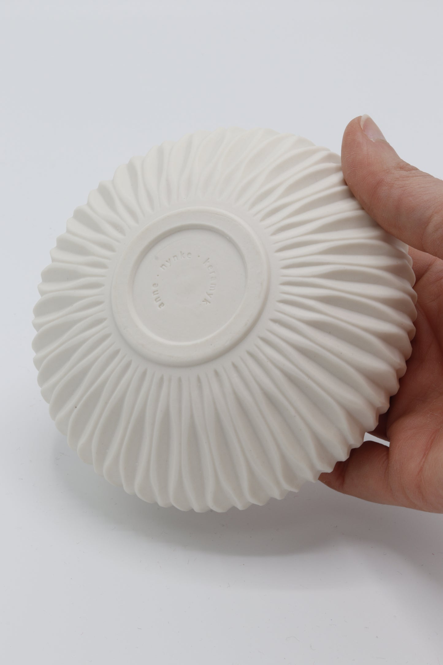 Handgedraaid porseleinen schaaltje - gekerfd #60