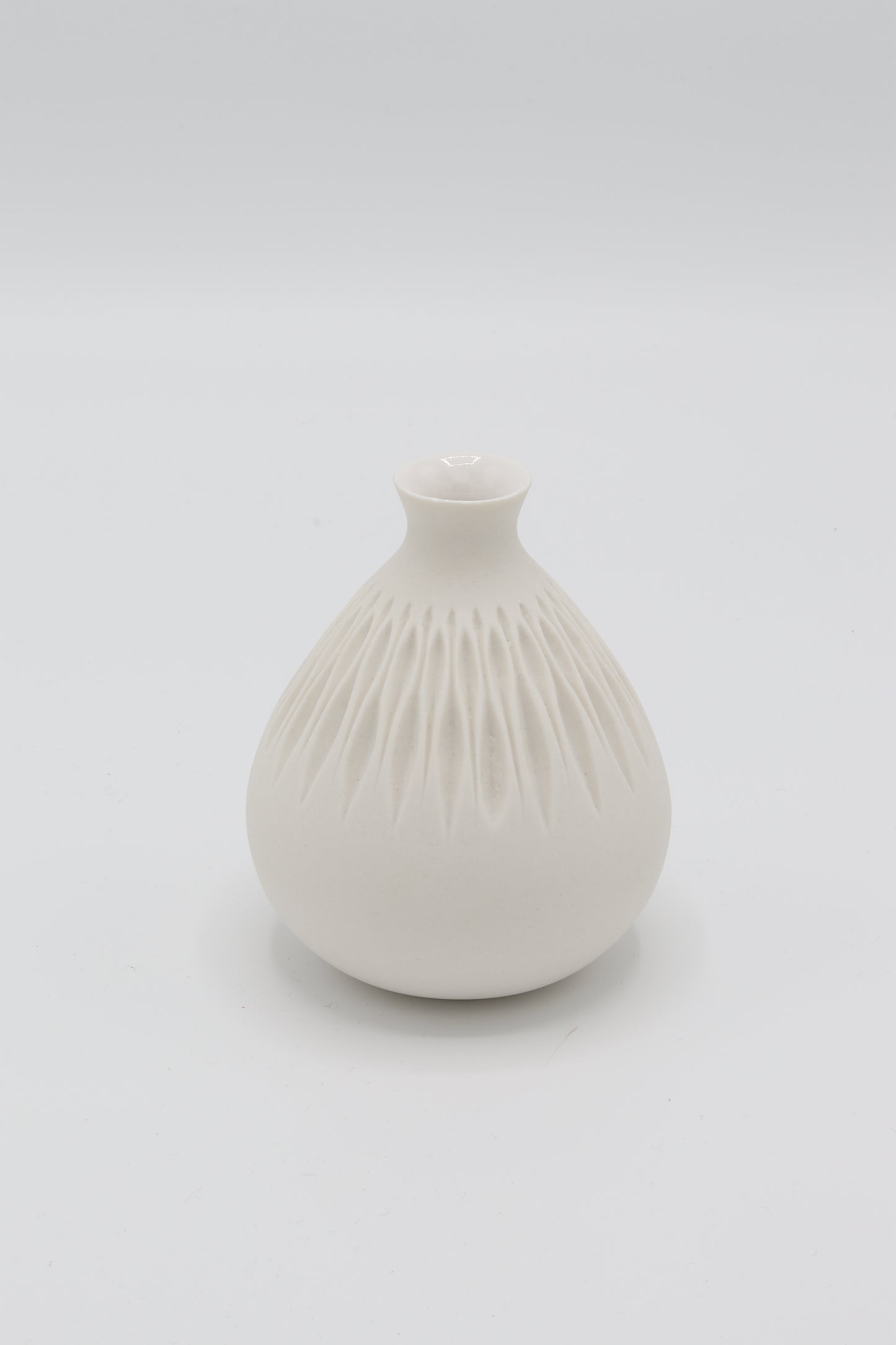 Handgedraaid porseleinen vaasje - gekerfd #61