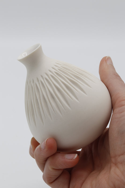 Handgedraaid porseleinen vaasje - gekerfd #61