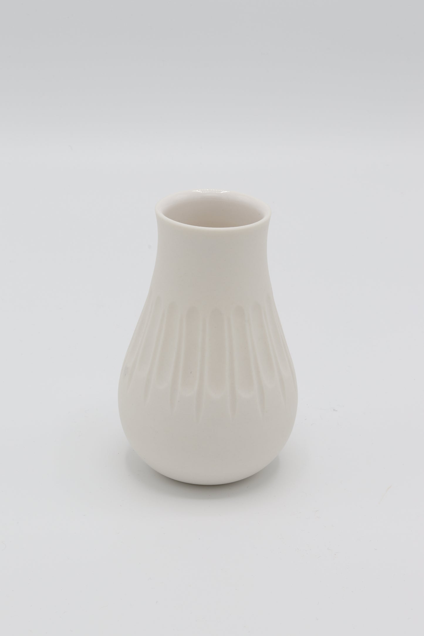 Handgedraaid porseleinen vaasje - gekerfd #62