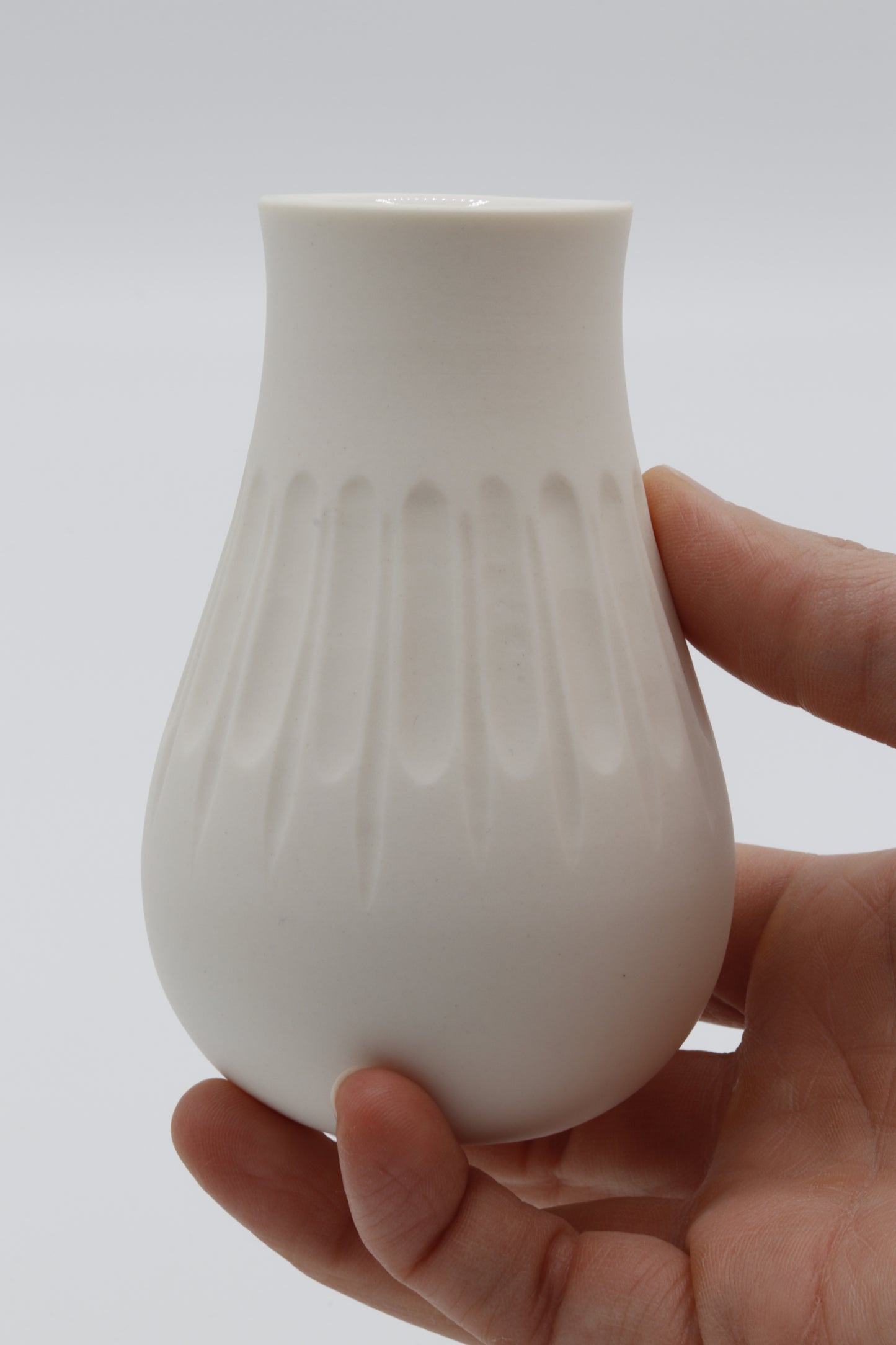 Handgedraaid porseleinen vaasje - gekerfd #62