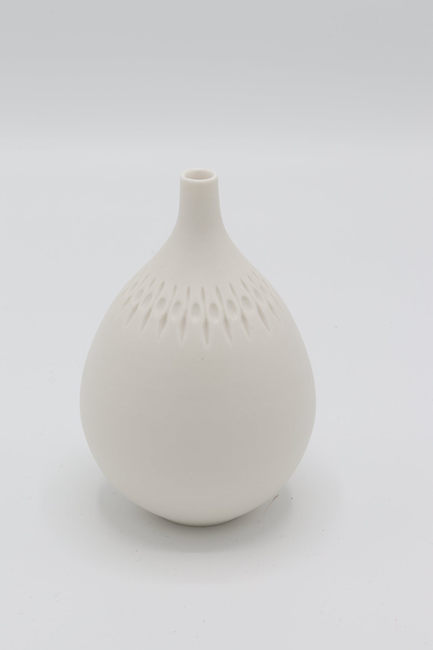 Handgedraaid porseleinen vaasje - gekerfd #63
