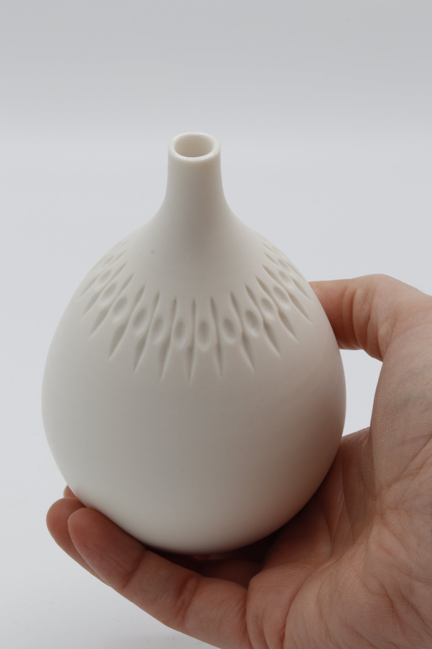 Handgedraaid porseleinen vaasje - gekerfd #63