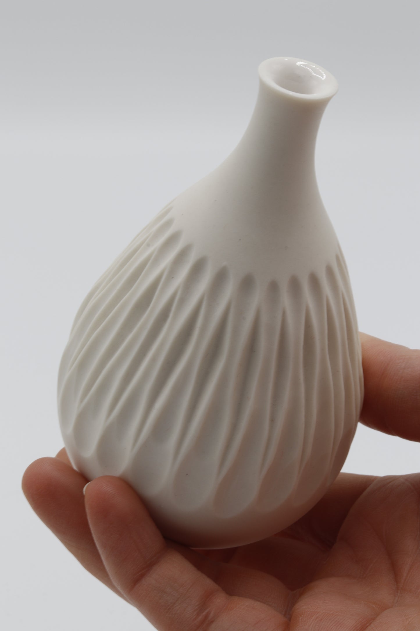 Handgedraaid porseleinen vaasje - gekerfd #64