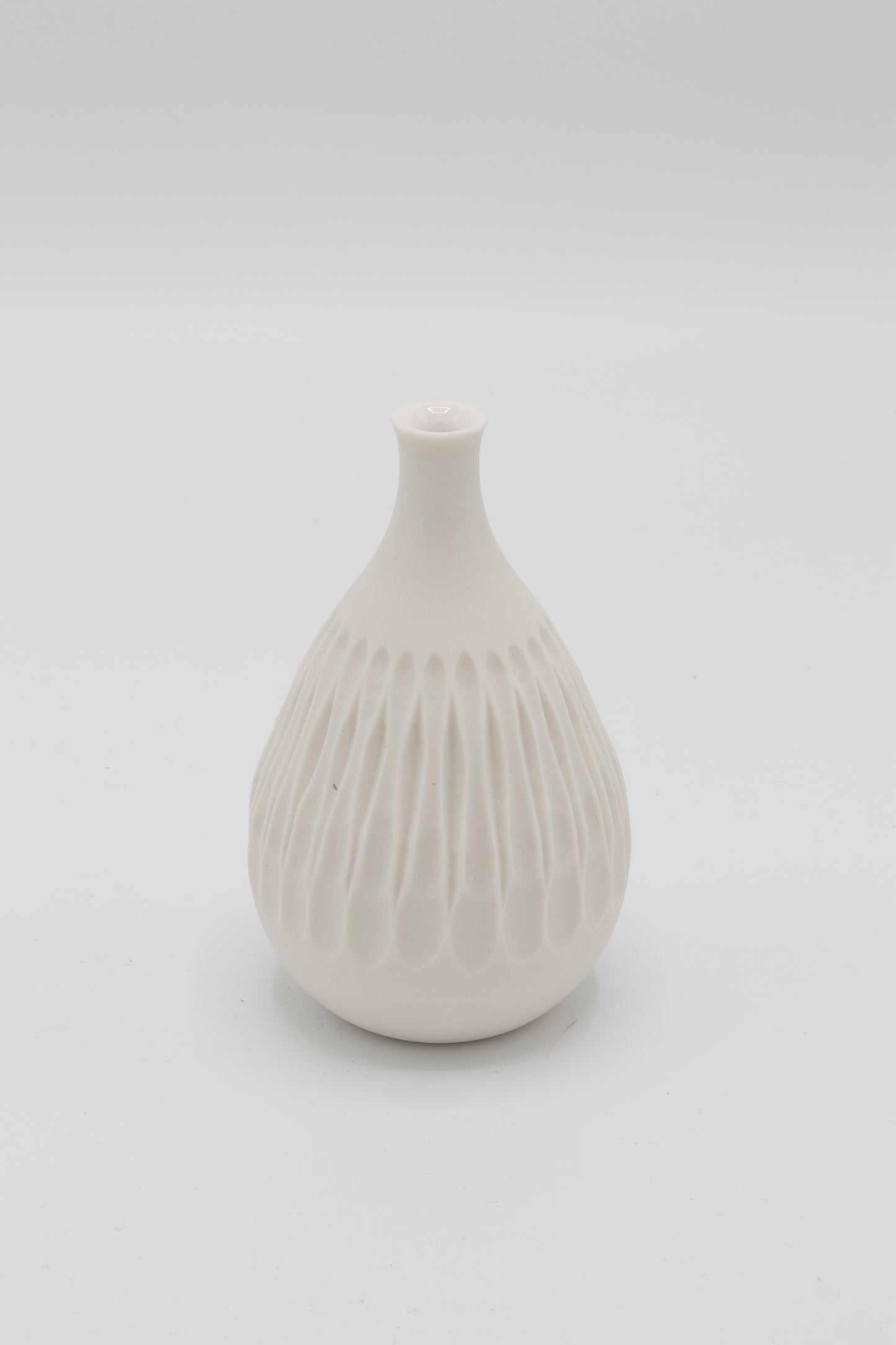 Handgedraaid porseleinen vaasje - gekerfd #64