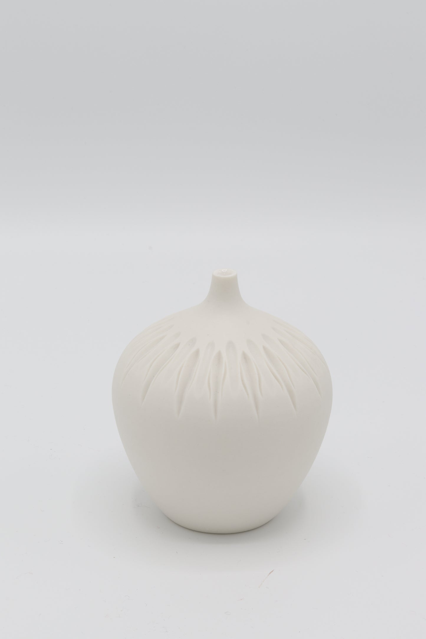 Handgedraaid porseleinen vaasje - gekerfd #65