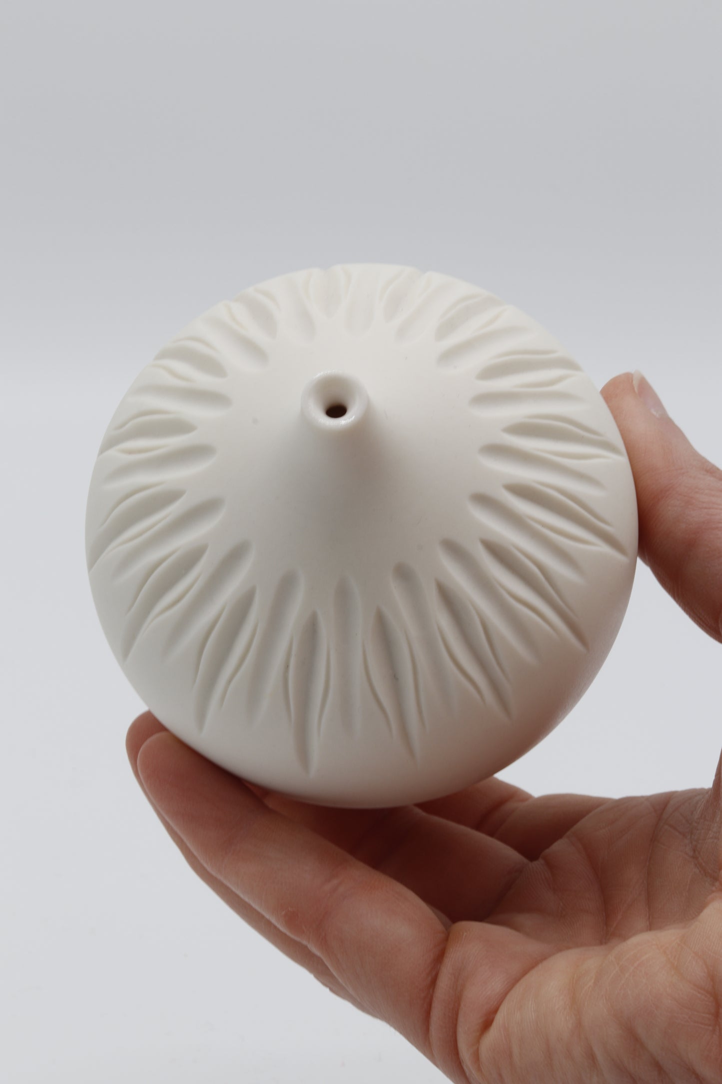 Handgedraaid porseleinen vaasje - gekerfd #65