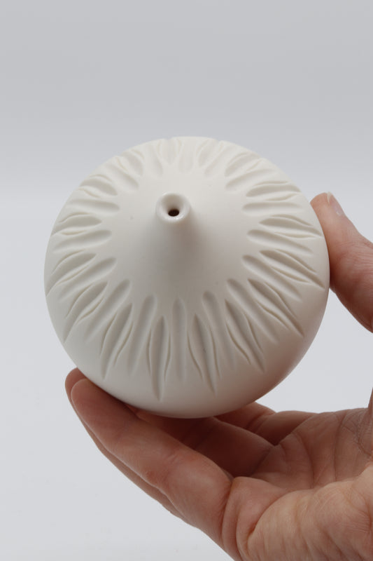 Handgedraaid porseleinen vaasje - gekerfd #65