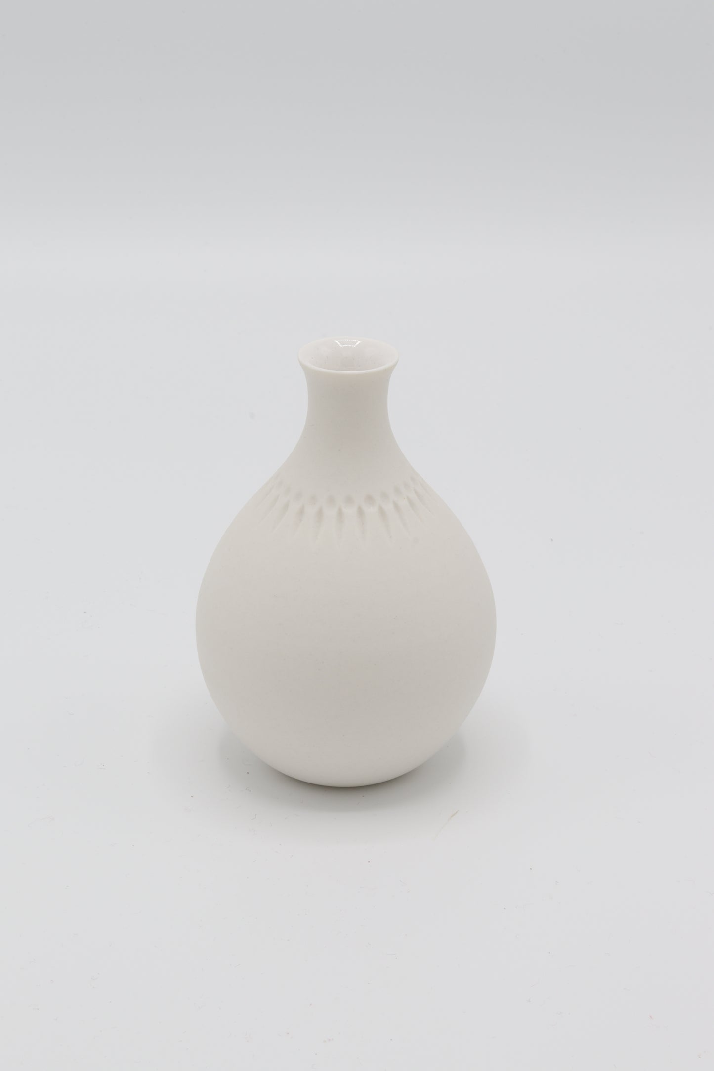 Handgedraaid porseleinen vaasje - gekerfd #66