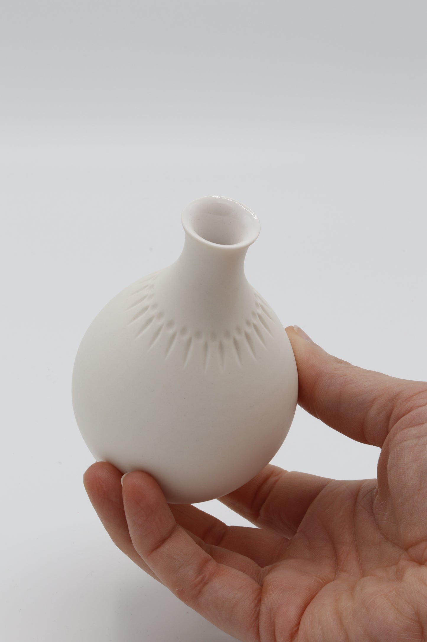 Handgedraaid porseleinen vaasje - gekerfd #66