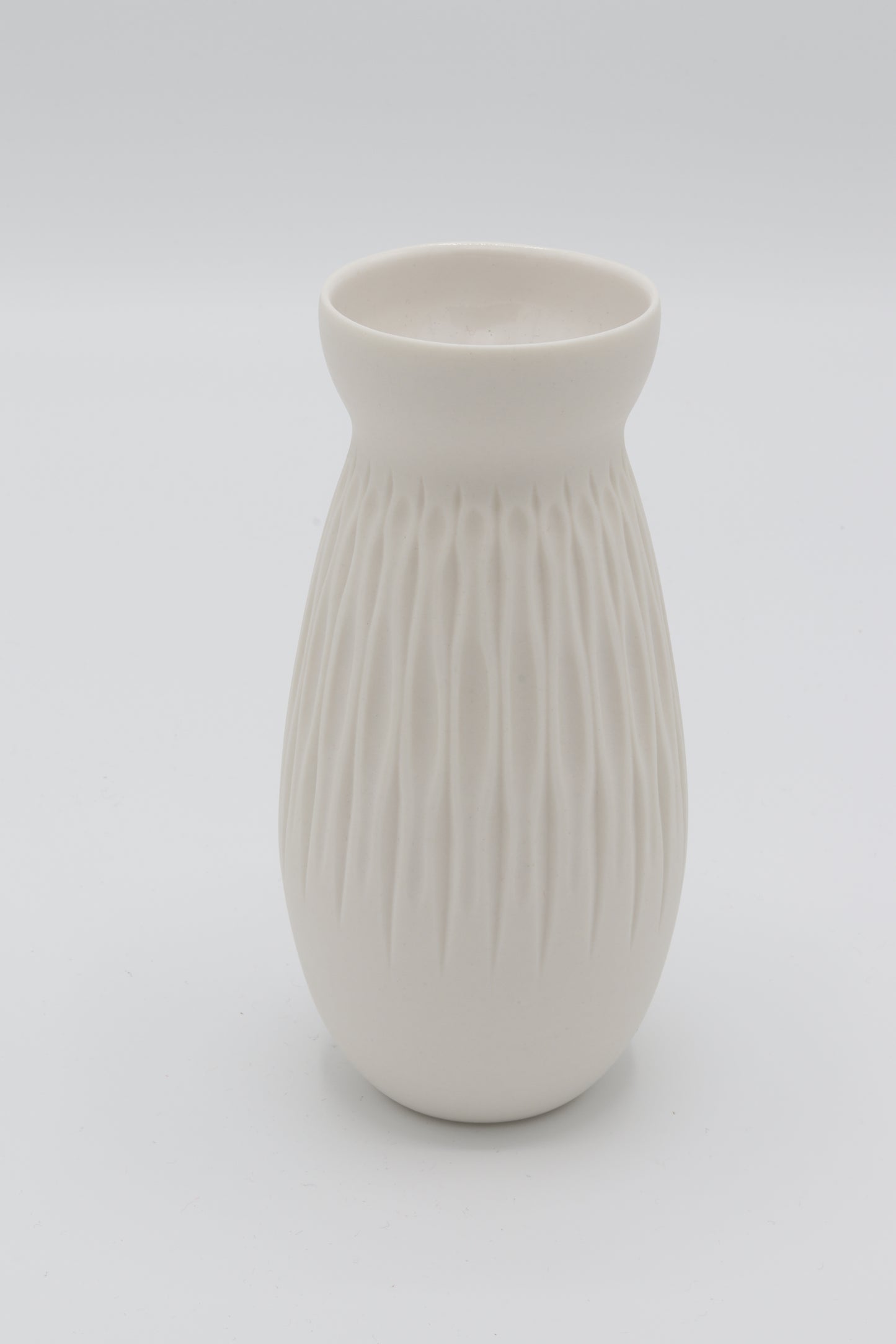 Handgedraaid porseleinen vaasje - gekerfd #67