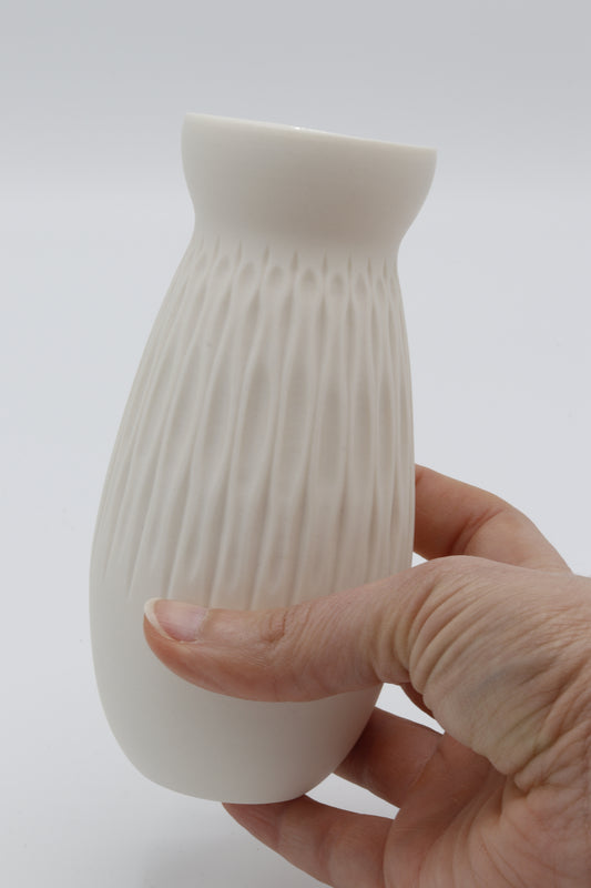 Handgedraaid porseleinen vaasje - gekerfd #67
