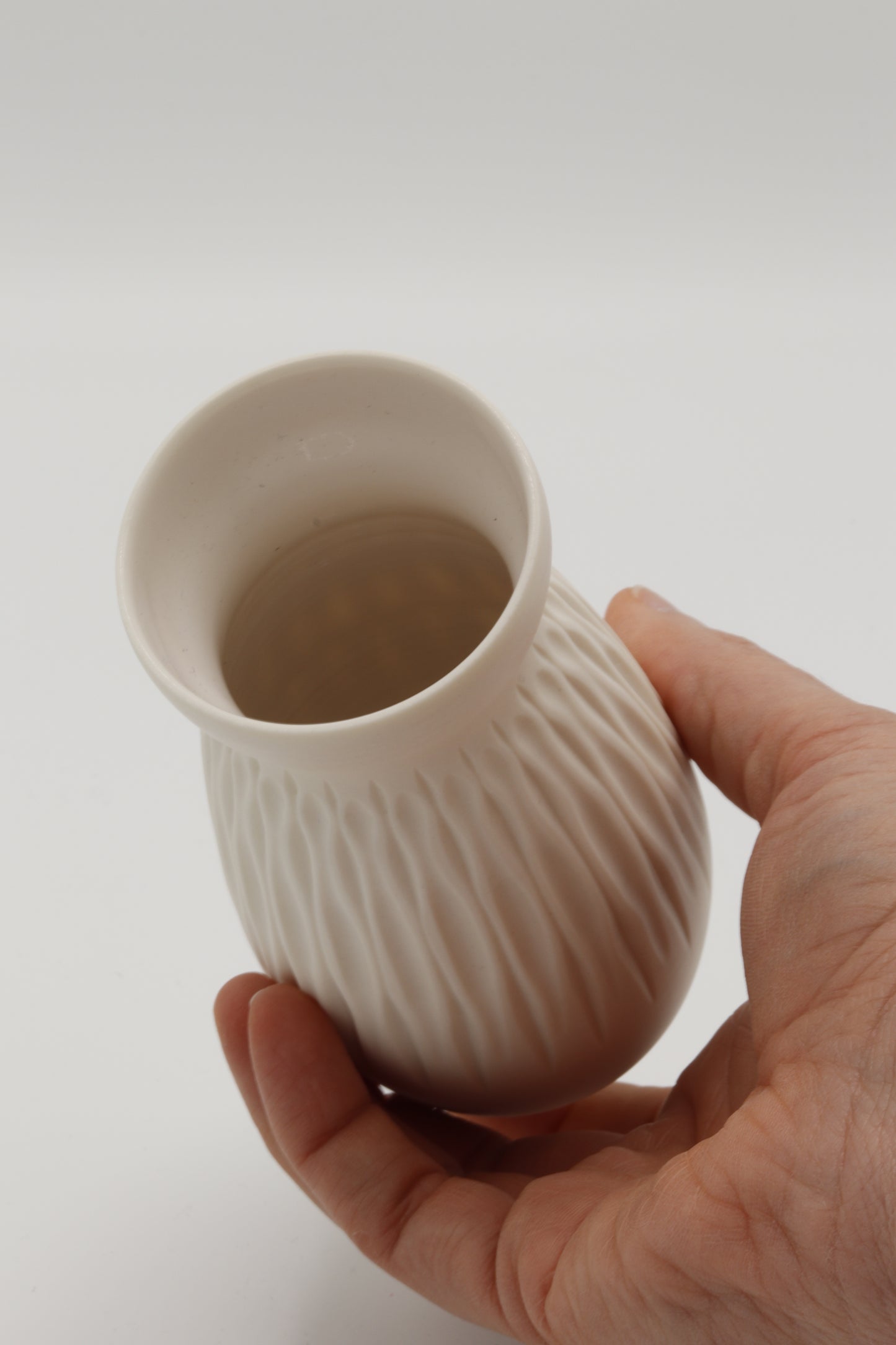 Handgedraaid porseleinen vaasje - gekerfd #67