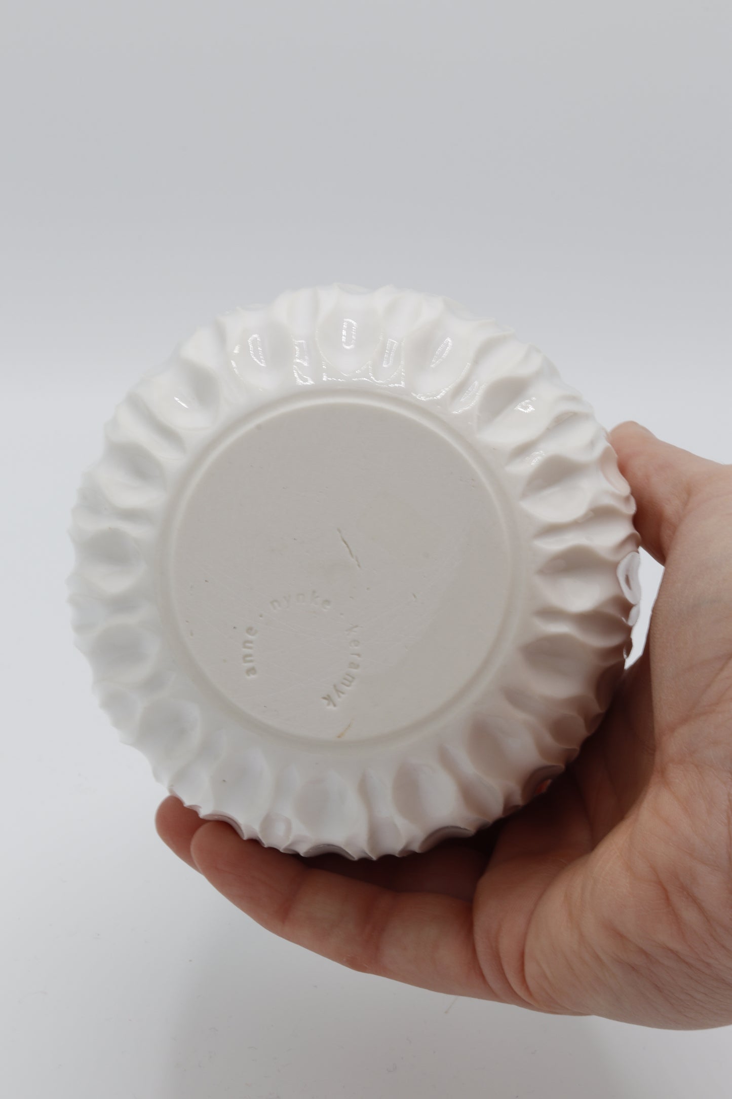 Handgedraaide porseleinen dekselpot - gekerfd #68